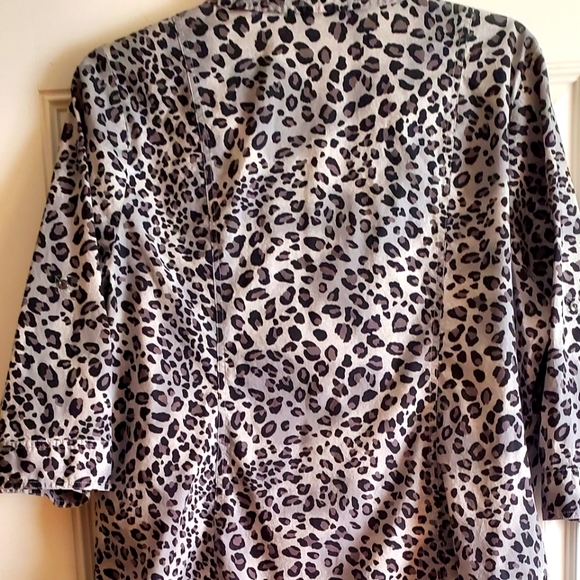💙 V- neck Lane Bryant Cheetah Print blouse Size 22/24 - Picture 3 of 4